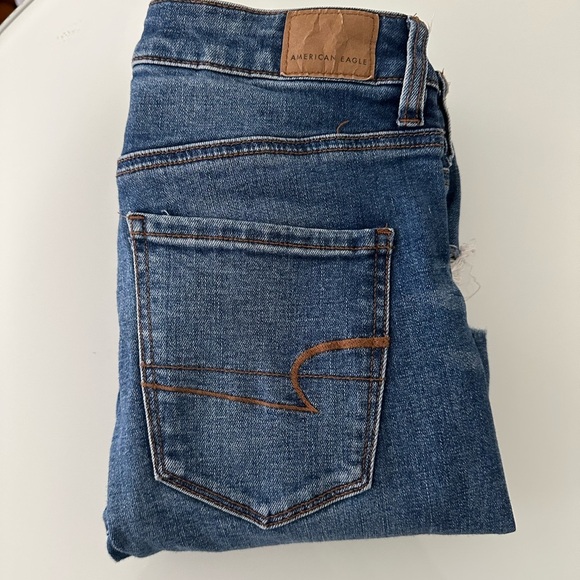 American Eagle Outfitters Blue Jeans with Classic Medium Wash - Picture 2 of 4